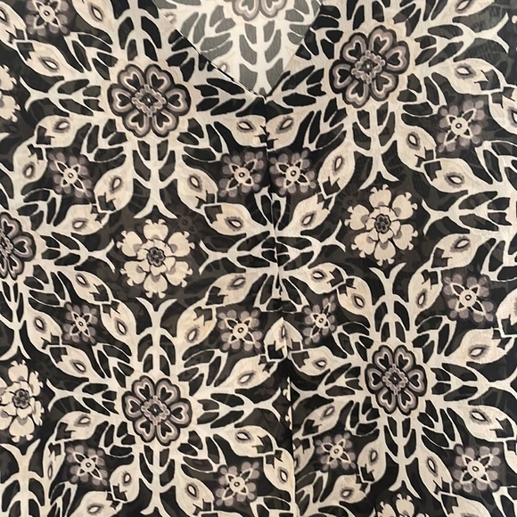 Women’s Old Navy blouse.  Size large. - Picture 2 of 4